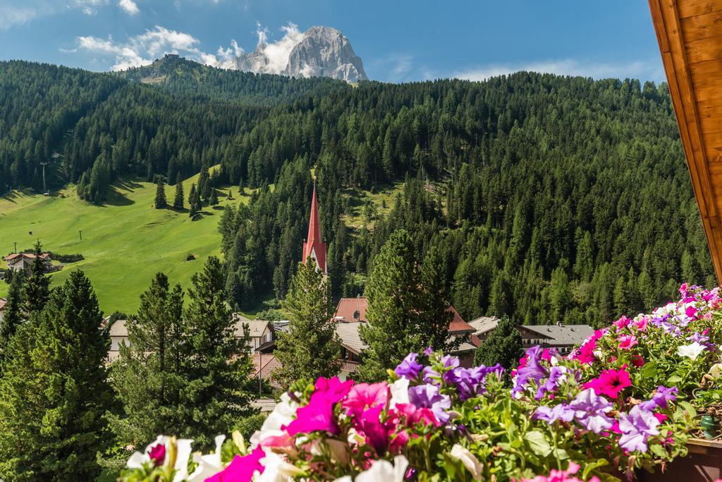 Hotel Dorfer Alpine&Charming Селва ди Вал Гардена Стая снимка