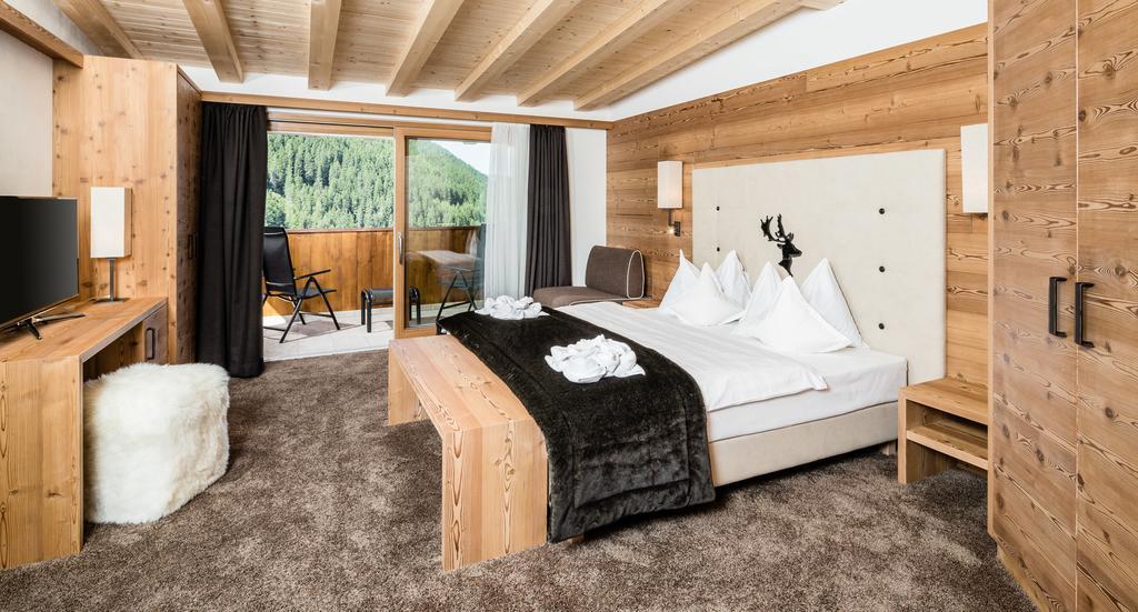 Hotel Dorfer Alpine&Charming Селва ди Вал Гардена Стая снимка